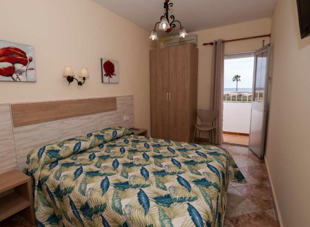 Hostal Sonrisa Del Mar Кониль-де-ла-Фронтера Экстерьер фото